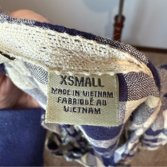 Navy and White Checkered Sleeveless Top - Picture 6 of 6